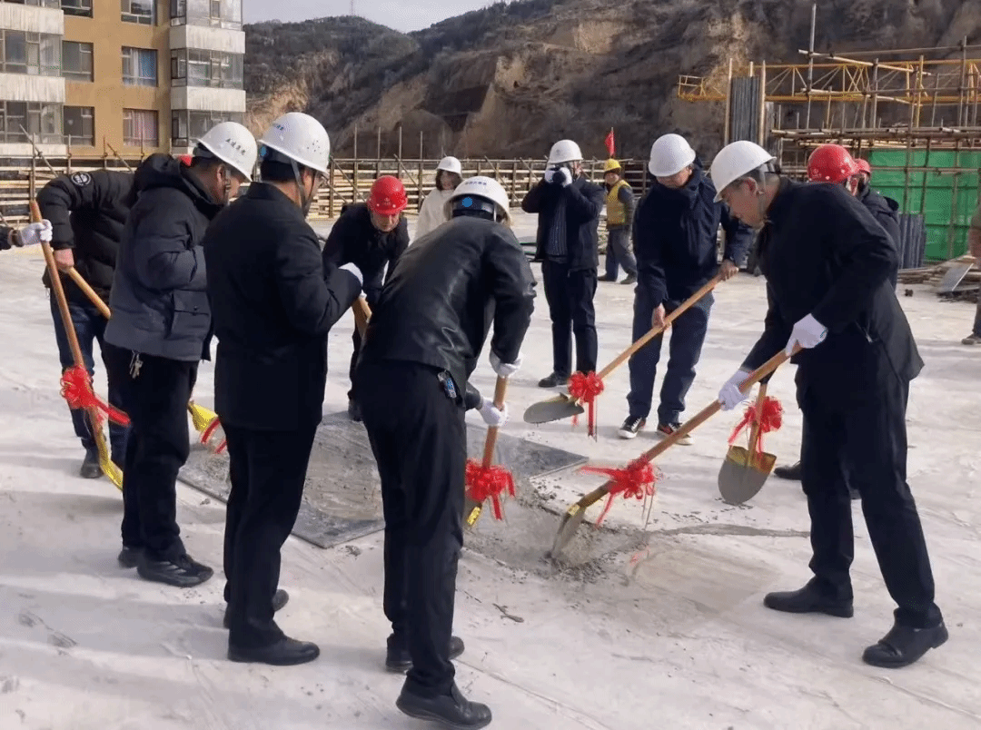 山西建投五建集团承建的城北苏家崖沙麻沟安置小区小学龙8项目主体结构全面封顶