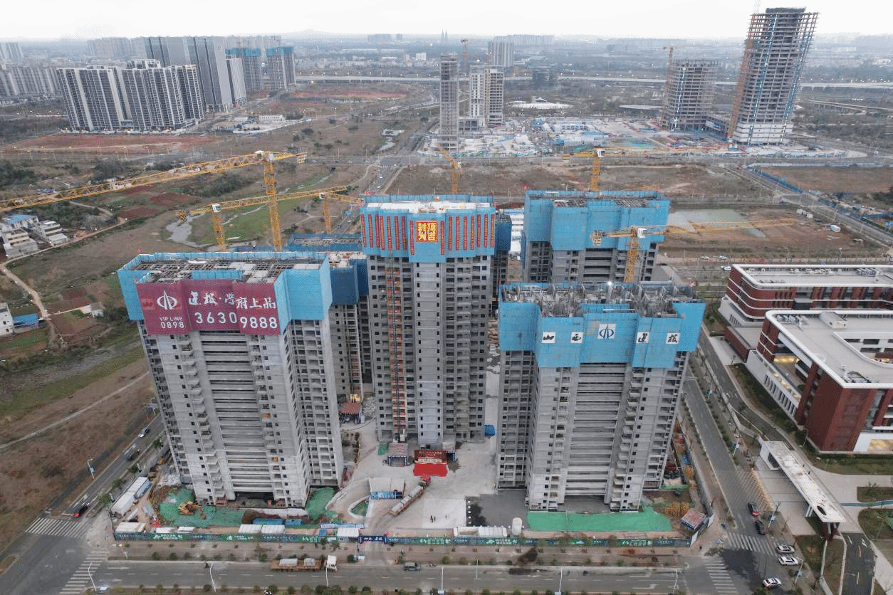 山西建投四建集团承建的建投·学府上品项目7#楼主体封顶