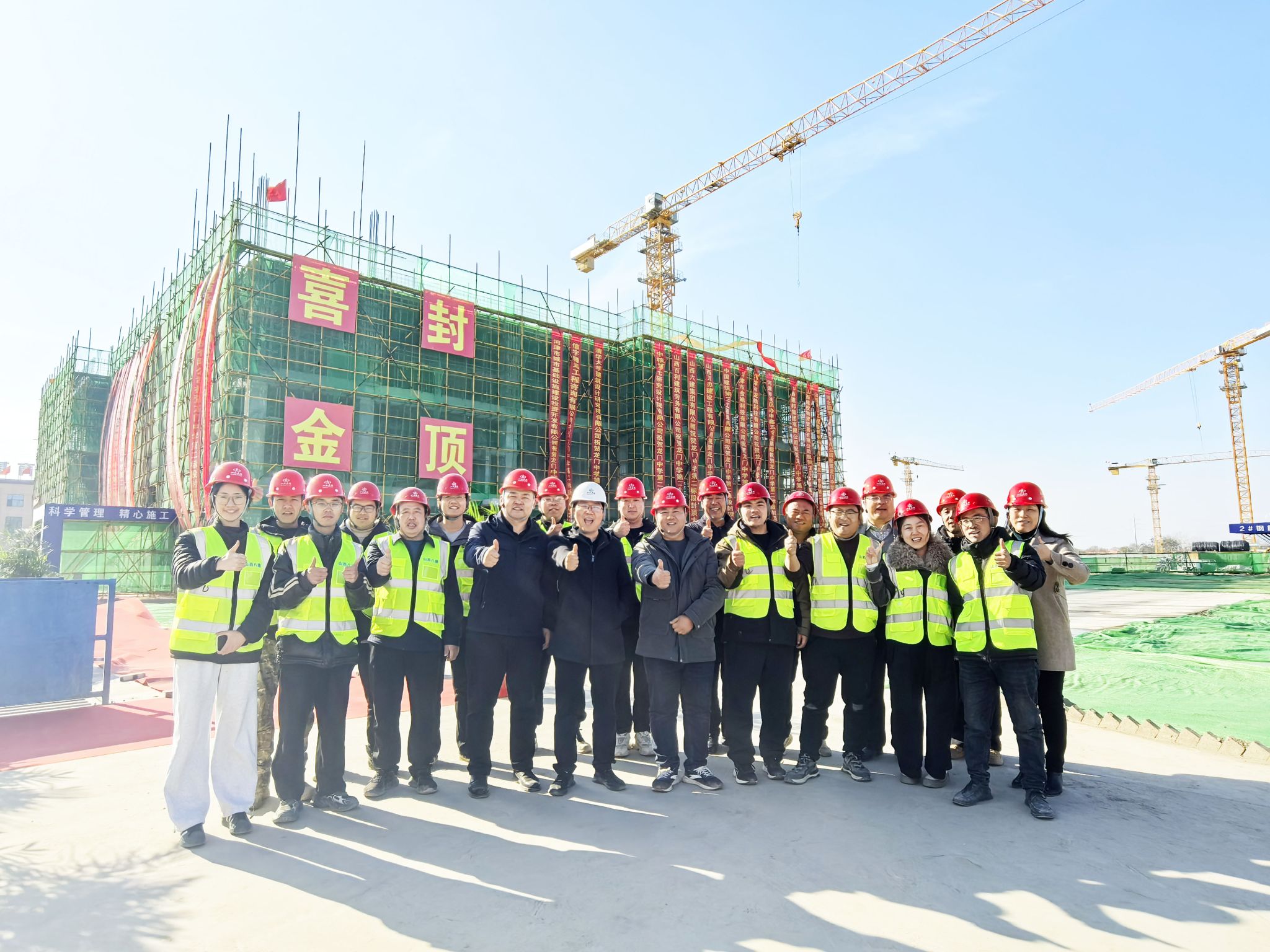 山西建投八建集团承建的河津市龙门学校龙8项目食堂主体顺利封顶