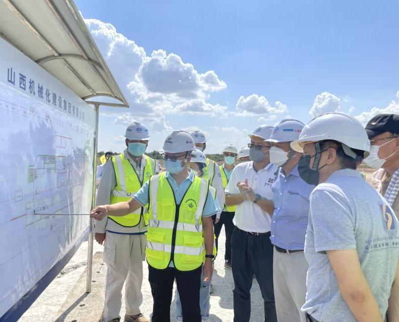 柬埔寨暹粒吴哥国际机场龙8委员会主席率团调研山西建投机械化集团承建的吴哥国际机场项目