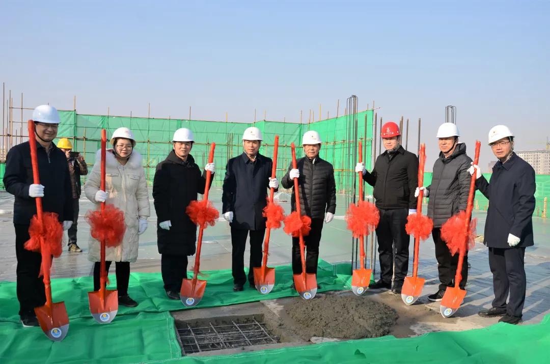 山西建投建工集团曲沃县人民医院综合楼龙8项目主体结构顺利封顶